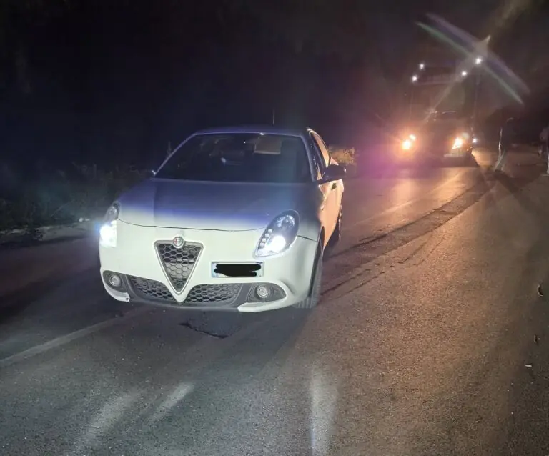 Auto rubata compare nei pressi del passaggio a livello
