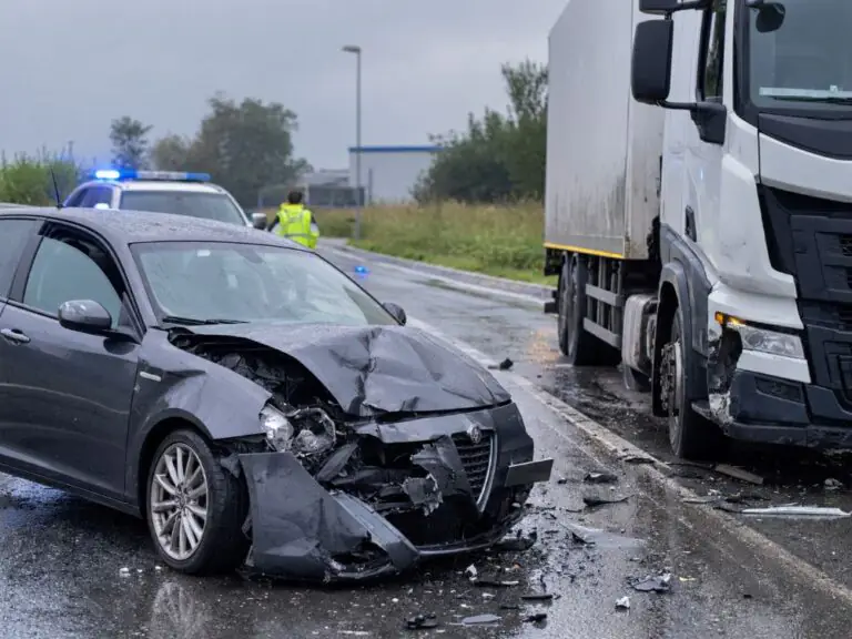 Terribile scontro sulla Provinciale tra auto e Tir, giovane trasportato d’urgenza