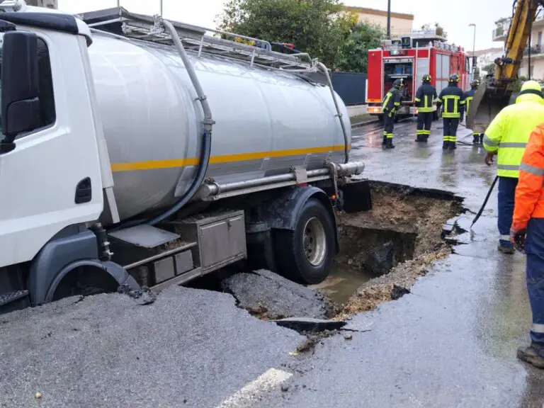 Strada cede, autobotte resta intrappolata nella buca