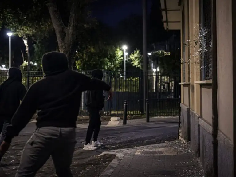 Giovani lanciano bottiglie contro abitazioni nei pressi del Parco