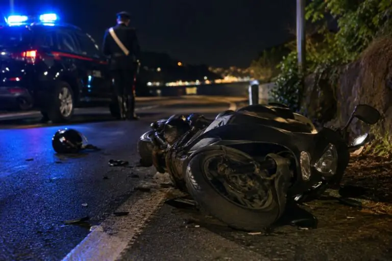 Sbanda con lo scooter e si schianta, muore giovane