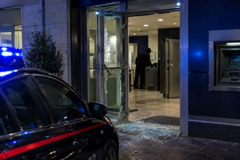 Raid in banca, banditi in fuga con cassetto blindato