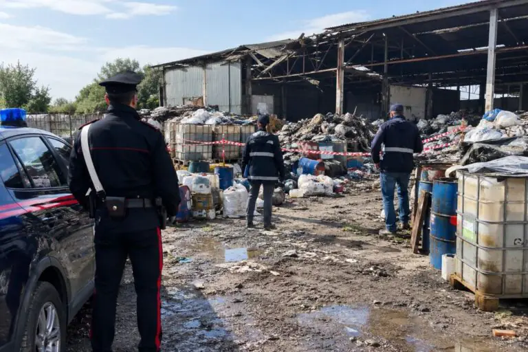 Capannone con copertura in amianto crollata e rifiuti all’aperto: 4 nei guai