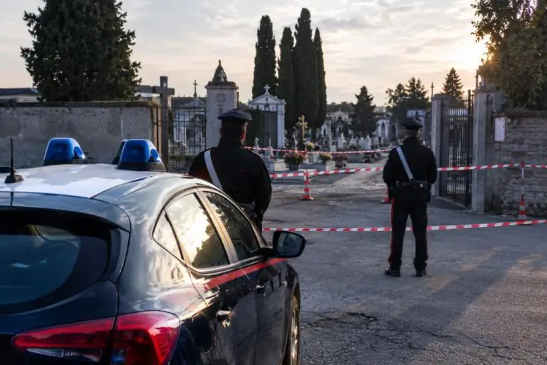 Trovato senza vita nei pressi del cimitero, tragedia nella Valle