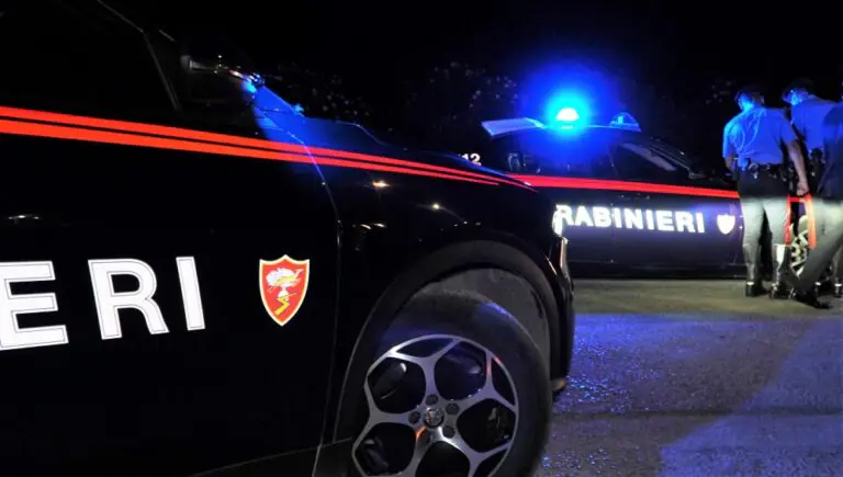 Scappa dai carabinieri, lo trovano con 8 etti di droga