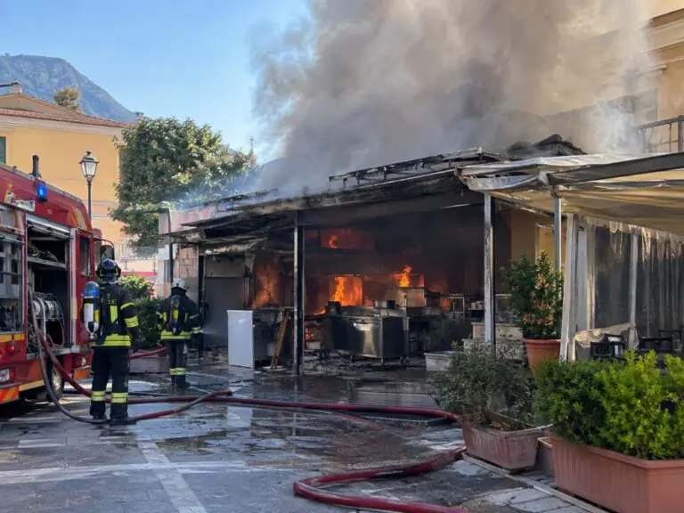 Locale a fuoco, paura in piazza durante Sagra