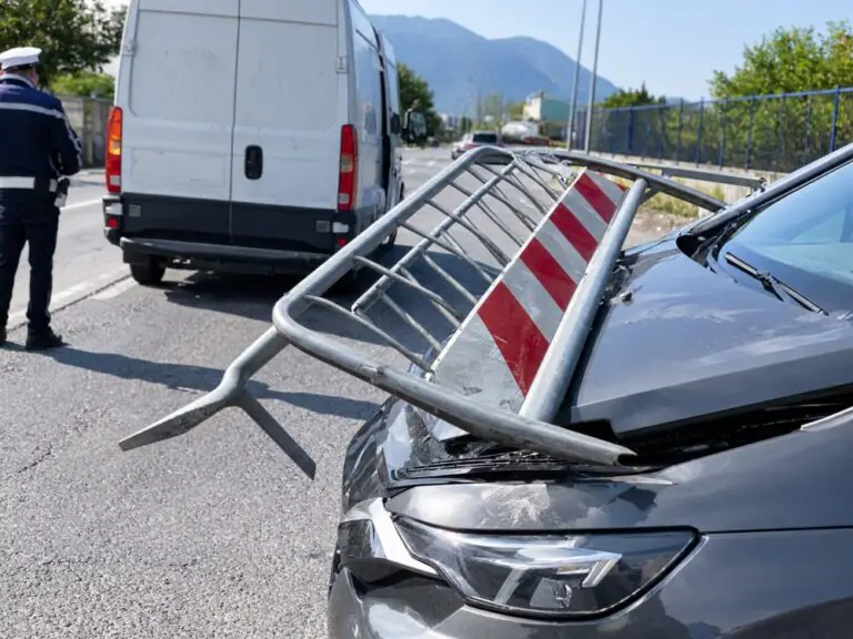 Transenna cade da furgone e travolge auto, choc in strada