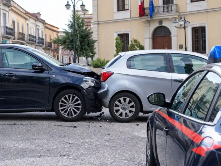 Incidente in centro e poi la lite, arrivano i carabinieri