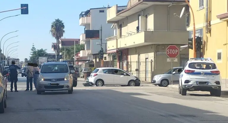 Brutto incidente al solito incrocio, paura per 2 donne