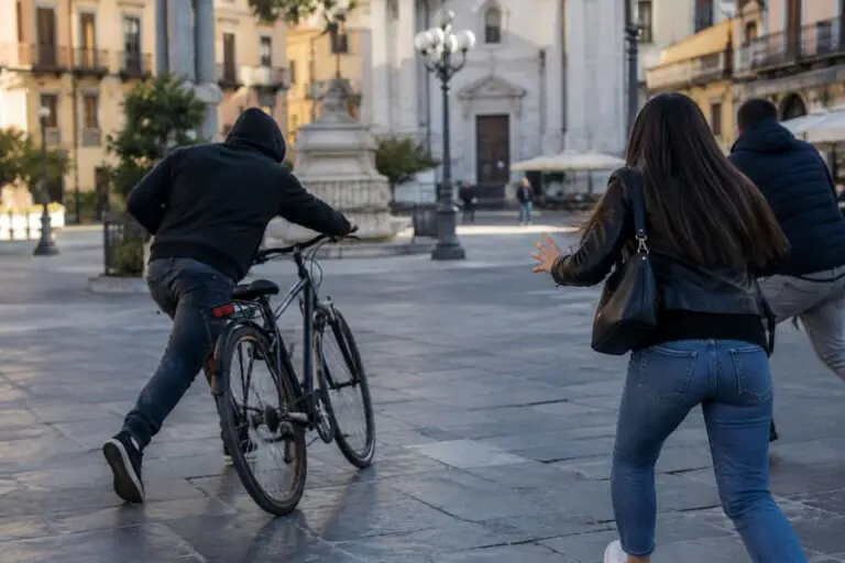 Tenta di rubare bici e scoppia lite, tensione in piazza