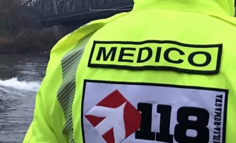 Medico del 118 colpito alla testa con un tirapugni, trasportato d’urgenza