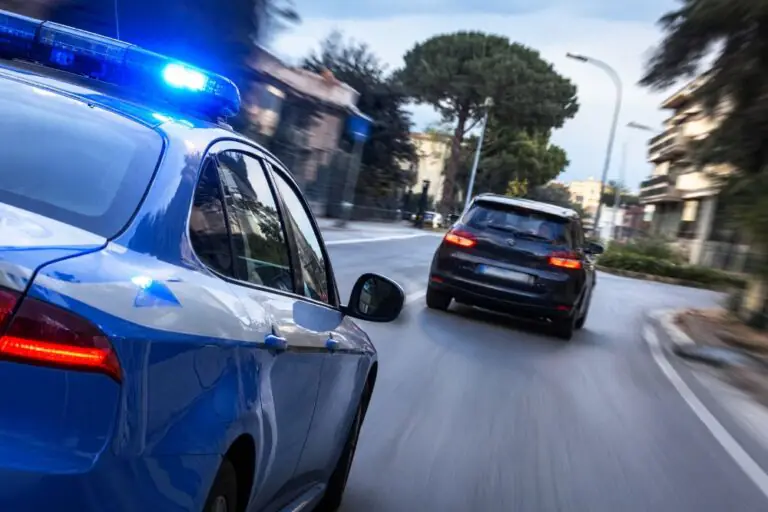 Scappa dai controlli della Polizia, scatta inseguimento