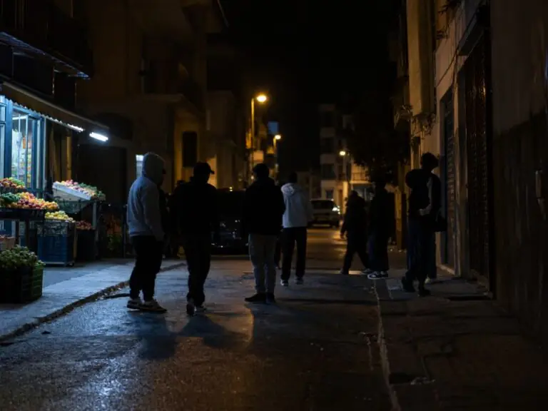 Rissa tra giovani in strada, caos e tensione in centro