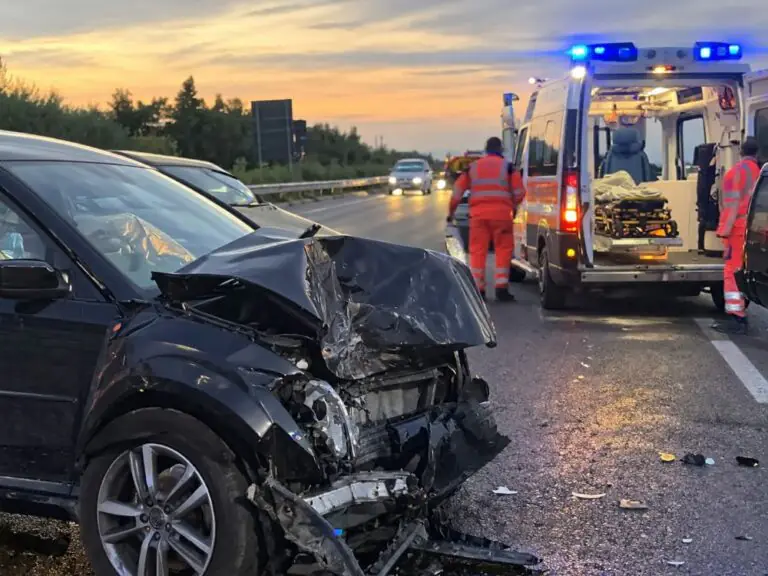 Airbag esplode dopo incidente sulla Statale, donna in ospedale