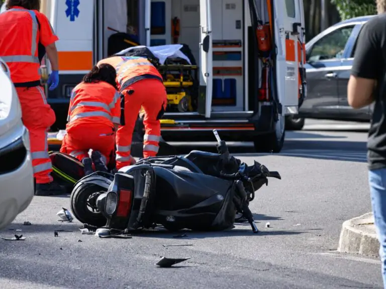 Scooter contro furgoncino, giovane centauro trasportato d’urgenza