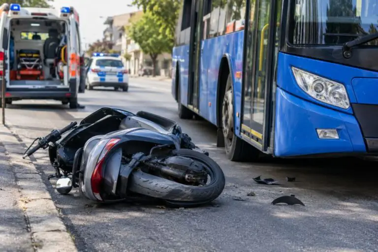 Tragico scontro tra scooter e bus, 15enne perde la vita