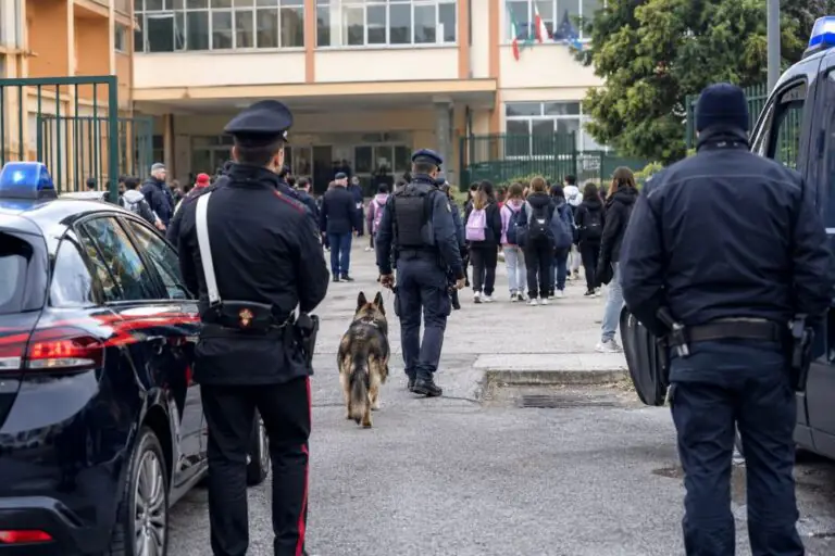 Allarme bomba a scuola, studenti e docenti evacuati. Scattano i controlli