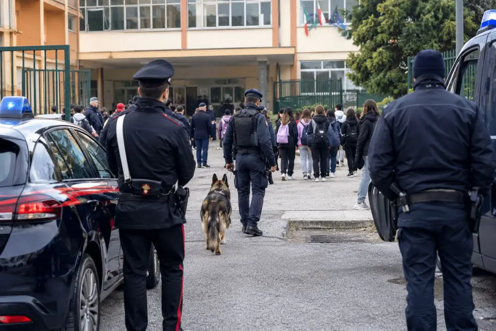 Intervento delle forze dell'ordine presso l'Istituto Comprensivo Italo Calvino a Villaricca dopo una segnalazione di possibile ordigno