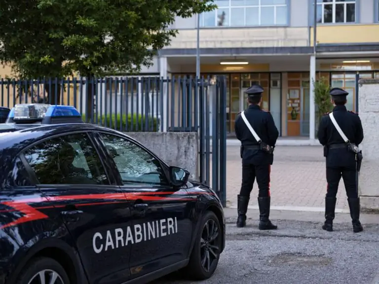 Discussione su WhatsApp finisce in lite tra mamme fuori scuola, piombano i carabinieri