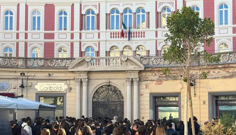 Danneggiano il cancello della scuola, studenti restando fuori