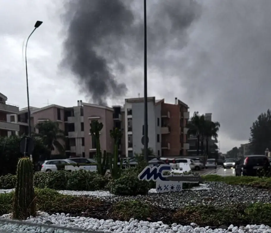 Vigili del Fuoco impegnati nell’intervento per un incendio in via Giovanni Falcone a Succivo