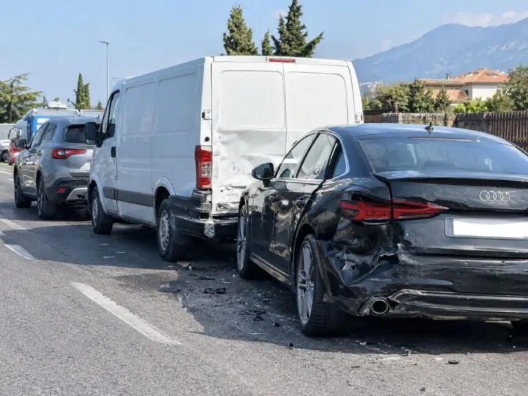 Violento tamponamento a catena, paura per i coinvolti. Disagi al traffico