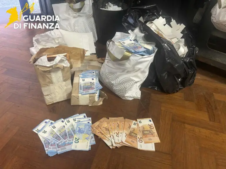 Scoperta fabbrica dei soldi falsi, 3 arresti