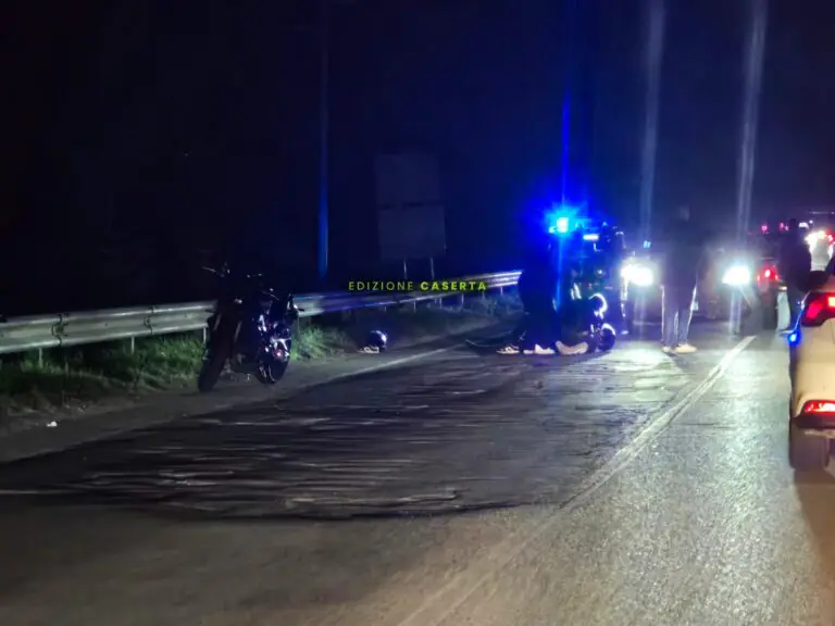 Brutto incidente nella valle, motocilista sbalzato: traffico in tilt