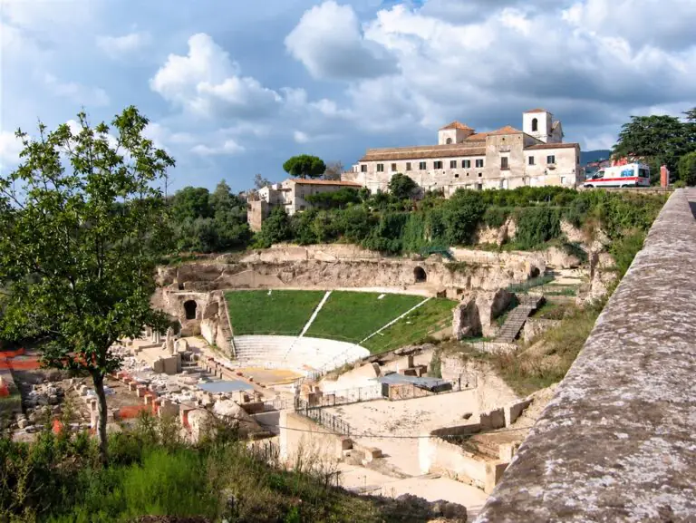 Perde equilibrio e precipita per 10 metri nel sito archeologico casertano, 18enne trasportato d’urgenza