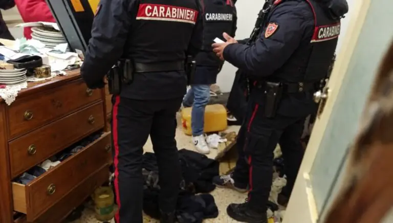 Cocaina nascosta nel comò e un ordigno esplosivo in casa: coppia nei guai, chiuse le indagini