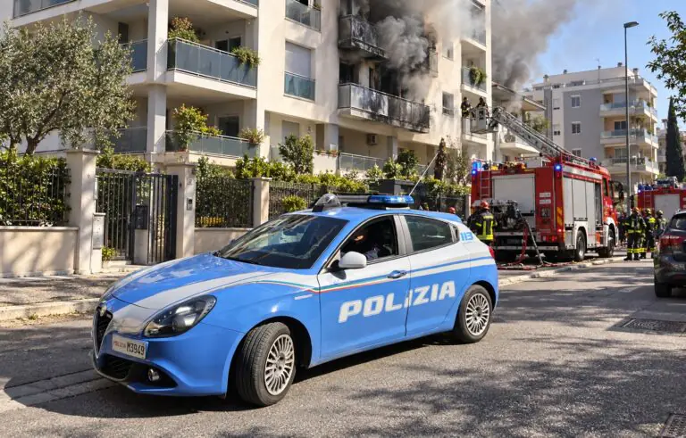Incendio nel palazzo, decisivo l’intervento dei poliziotti: bimba di 2 anni portata in salvo