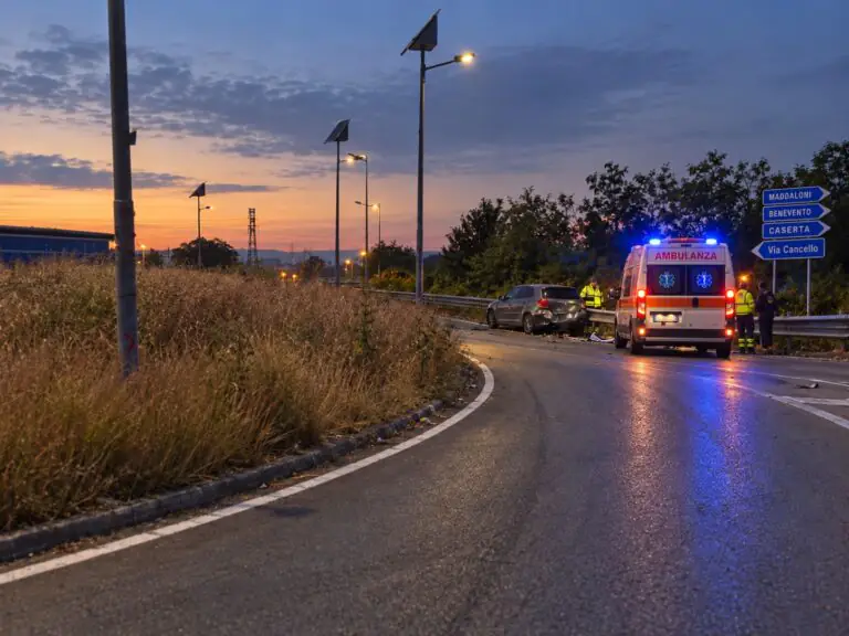Perde il controllo dell’auto e si schianta nella rotonda: arrivano i soccorsi