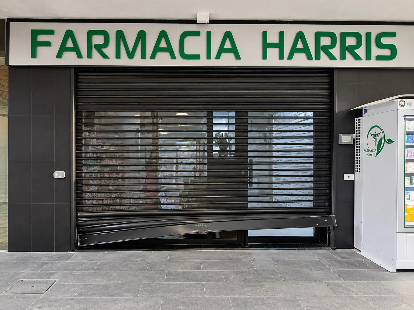 Saracinesca danneggiata della farmacia Harris a San Nicola la Strada dopo il tentato furto