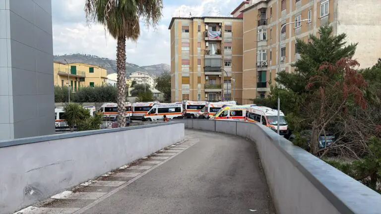 Ambulanze ferme in ospedale, si riduce la disponibilità per le emergenze
