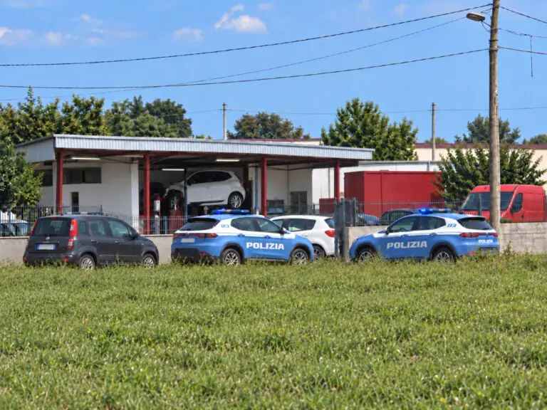 Renault sparita dopo risoluzione del maxi contratto di noleggio: ritrovata in una carrozzeria della valle