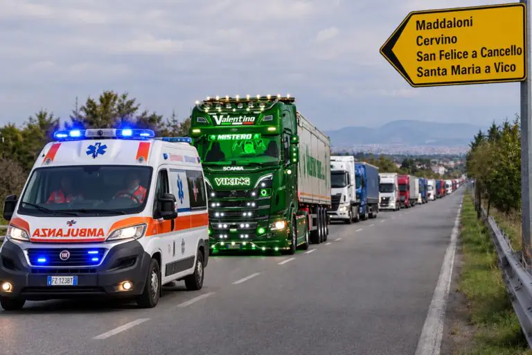 Camionista investito durante la protesta, 42enne trascinato per diversi metri: denunciato automobilista