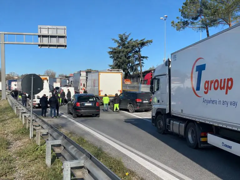Caro carburante, tir fermi: blocchi a Interporto e Caserta Sud