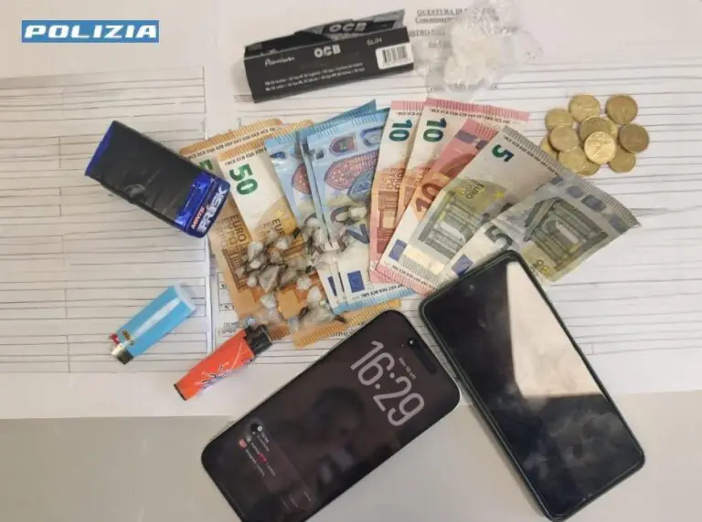 Vede i poliziotti e tenta di disfarsi della ‘roba’: arrestato 21enne