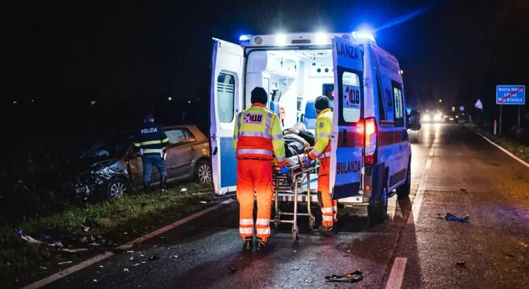 Incidente nella notte ad Alife, auto in fiamme: grave un giovane