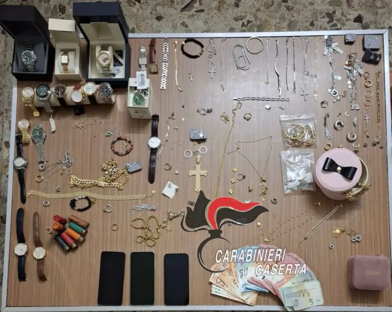 Vanno a casa e gli trovano orologi e gioielli per 10mila euro: finisce in cella