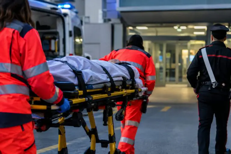 Trovato senza conoscenza in strada, trasportato d’urgenza