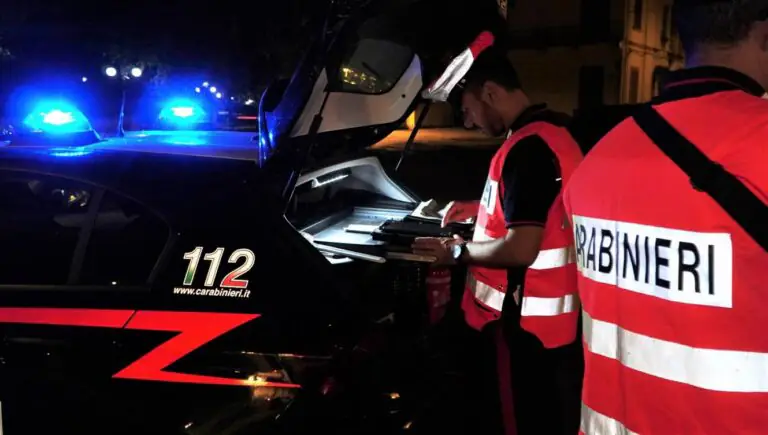 Scappa in scooter e si schianta: gli trovano addosso coca, erba e soldi