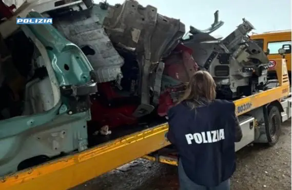 Carcasse di cinque auto rubate rinvenute in un deposito illegale di rifiuti a Castel Volturno