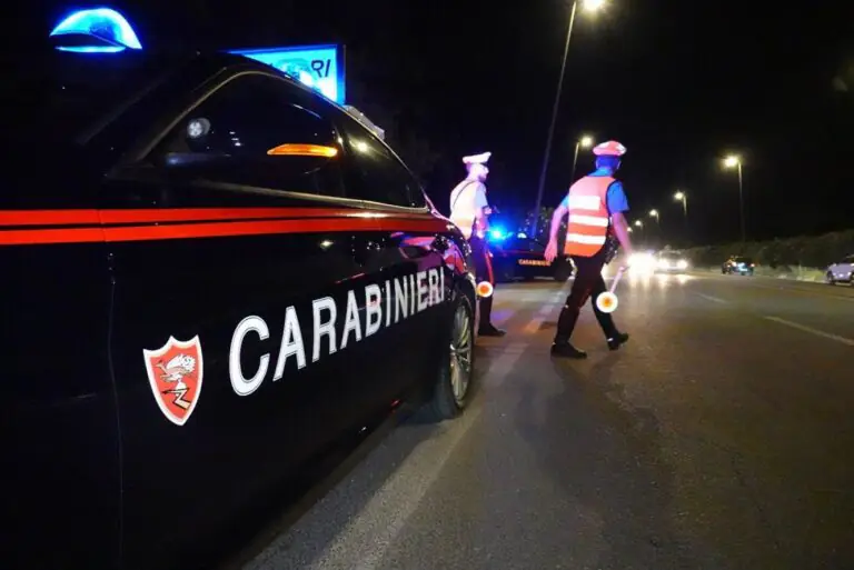 Va in fuga dopo l’alt, aveva coltello e hashish