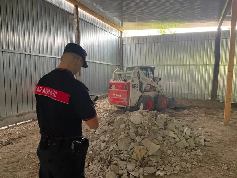 Costruzione abusiva su un’area pubblica, sequestri e denunce