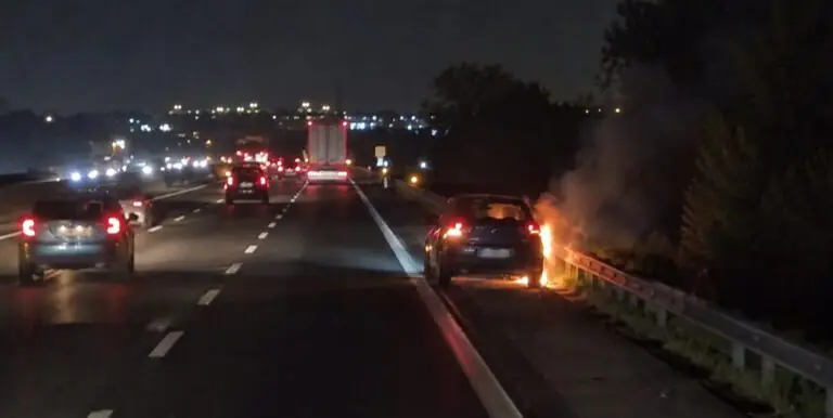 Auto in fiamme sull’A1, giovane ustionato