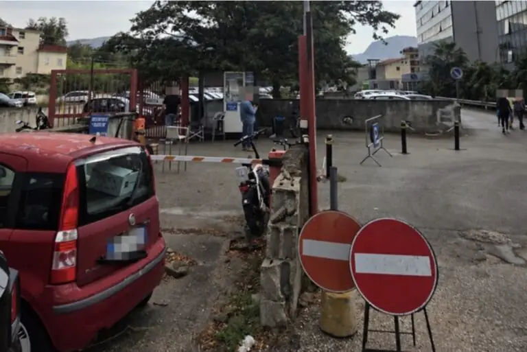 Mancato pagamento e tensione al parcheggio: addetto segue l’auto in bicicletta