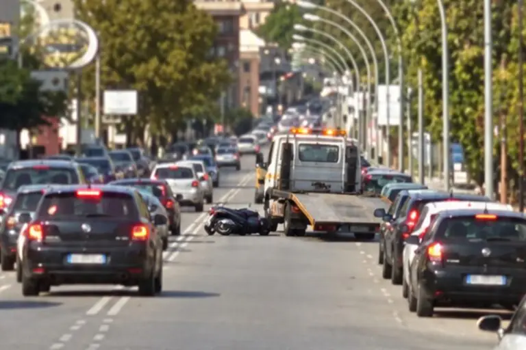 Moto contro carroattrezzi, bloccato accesso in città: traffico impazzito