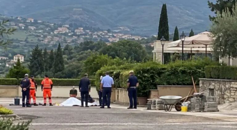 Operaio di 68 anni trovato morto in un resort