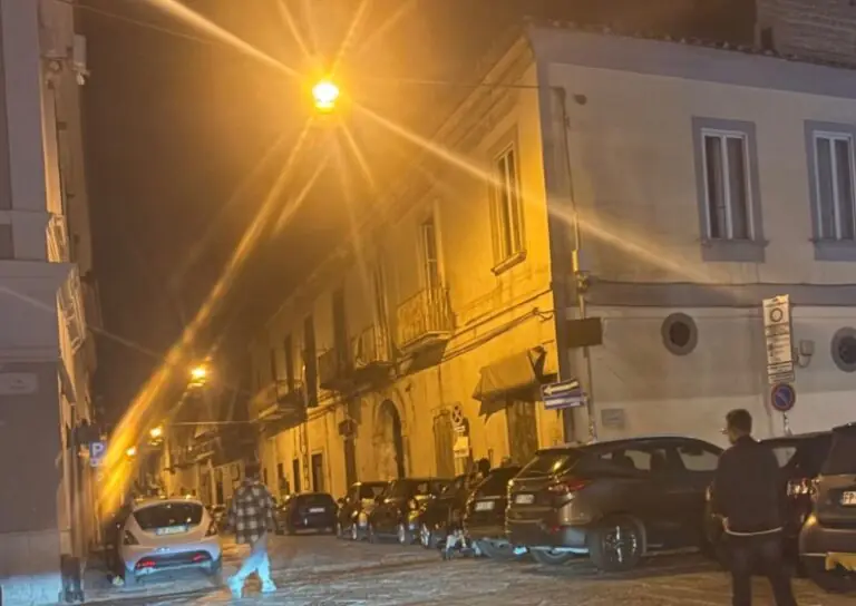 Sosta selvaggia davanti alla ZTL: «A rischio il passaggio dei soccorsi»
